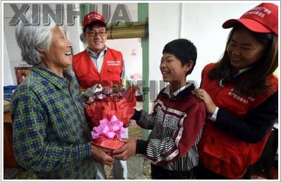 新华社:母亲节前看望“特殊妈妈”