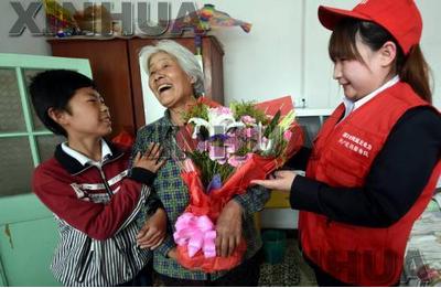 新华社:母亲节前看望“特殊妈妈”