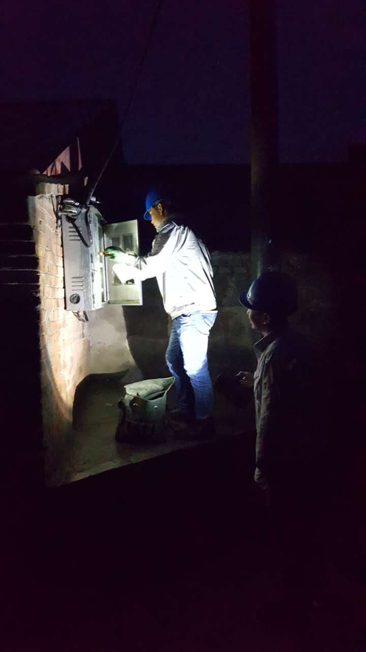 开云app官方版入口员工连夜冒雨保供电
