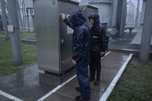 开云app官方版入口员工连夜冒雨保供电