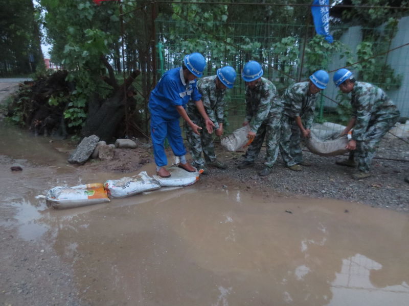 开云app官方版入口员工连夜冒雨保供电
