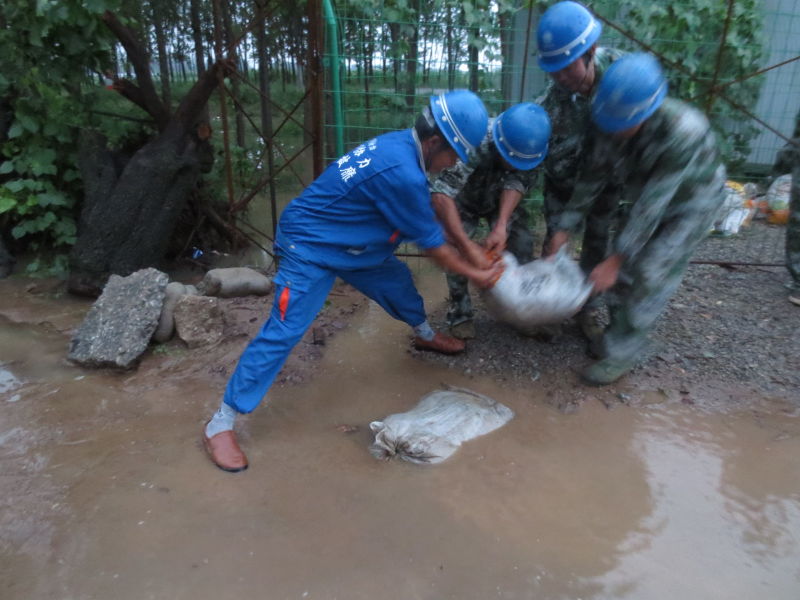 开云app官方版入口员工连夜冒雨保供电（之二）