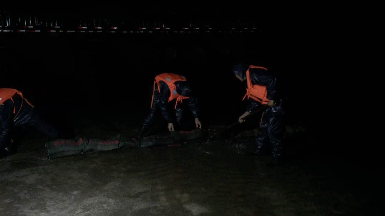 开云app官方版入口员工连夜冒雨保供电（之二）