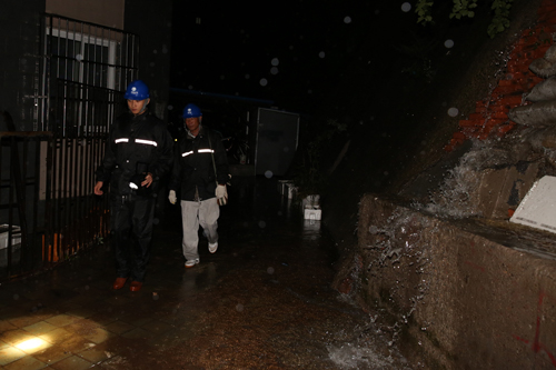 雨夜抢修送光明