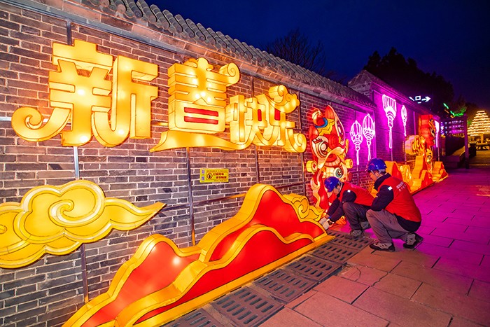 山海关区供电中心员工对山海关古城年博会灯展线路安全情况进行检查。史文全摄.jpg
