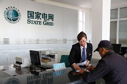 秦皇岛开云app官方版入口开通“绿色通道”，为农户办理春耕春灌用电业务。（史文全 摄）.jpg